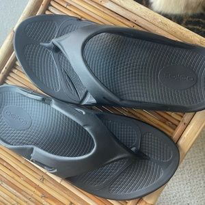 Oofos Ooriginal Flip Flops Mens Size 8 Black Comfort Recovery, Womens 10